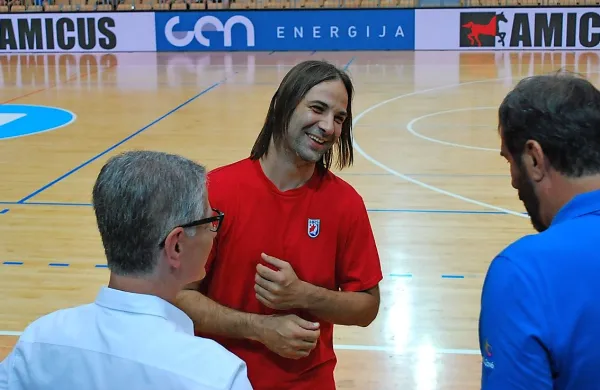 Ivano Balić (v sredini) je pred tekmo v Kopru pokramljal tudi s 
selektorjem slovenske reprezentance Veselinom Vujovićem 
(desno) in predsednikom Rokometne zveze Slovenije Franjom Bobincem (levo).