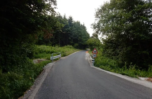 Cesta od mostu čez Moljo do Zarečice je v celoti asfaltirana. 
Zdaj občino Ilirska Bistrica  čaka še ureditev asfalta na cesti 
med Harijami in Sozami.