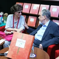 Slikarka Metka Krašovec in pesnik Ciril Zlobec sta svoji 
umetnosti lani prepletla v zbirki Ljubezen - čudež duše in 
telesa.  