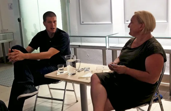 Pisatelj Goran Vojnović naj bi na vprašanja slovenistke Senije 
Smajlagić v ponedeljek odgovarjal na koprski plaži, a je 
muhasto vreme literarni večer pregnalo v avlo koprske 
knjižnice. 