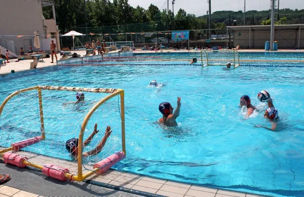 Novogoriški vaterpolisti lahko vsaj poleti vsak dan vadijo v 
domačem bazenu. 