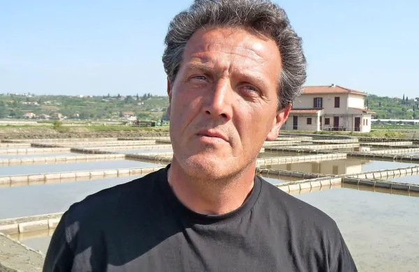 Dario Sau, vodja 
pridelave soli: 
“Prejšnje dni je bilo 
sončno, a vlažno, kar 
pomeni, da smo imeli 
učinek vretja vode pod 
pokrovom in je bilo 
pridelka malo.”