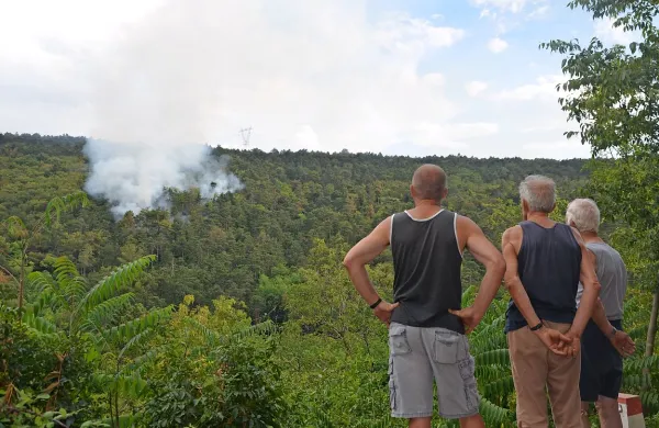 Požar na območju Cerja nad Mirenskim gradom na obrobju 
Goriškega Krasa, ki ga je v torek popoldne zanetila strela, so 
danes približno ob 12. uri pogasili.