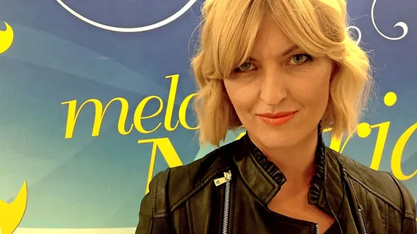 Polona Furlan je na slovenski glasbeni sceni že zelo dolgo. S 
svojim prepoznavnim glasom in načinom interpretacije ji je v 
desetletju in več uspelo obdržati širok krog ljubiteljev svoje 
glasbe.