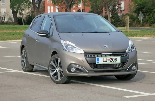 Peugeot 208 je prvi serijski avtomobil, ki ga lahko za 
doplačilo dobite v atraktivni mat preobleki.