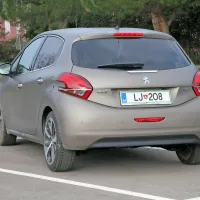 Mali peugeot je v kombinaciji z novim puretech bencinarjem 
in samodejnim menjalnikom pravi mestni športnik.