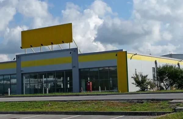 Stavbo nekdanjega Merkurjevega trgovskega centra na 
sežanskem terminalu je za 831.000 evrov kupila  sežanska 
družba Kobex, ki je v lasti Davida Kobala.  