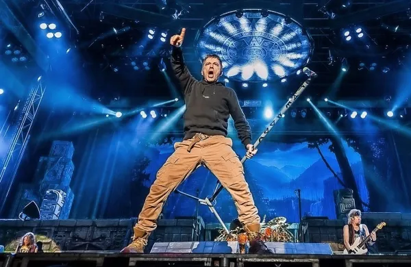 Pevec Bruce Dickinson je lani prestal zdravljenje raka in spet 
prepeva. 