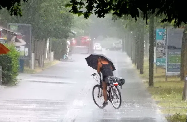 Danes popoldne bodo ob nevihtah možni močnejši nalivi, 
izključen ni niti pojav toče.