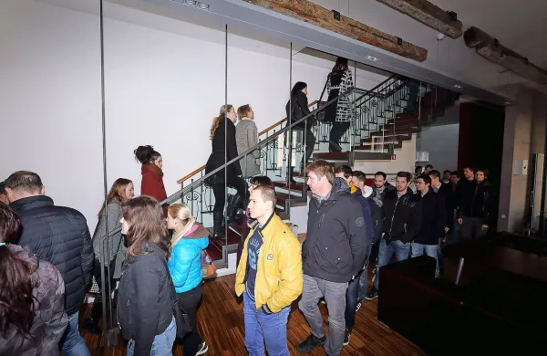 Nesoglasja med rektorjem Draganom Marušičem in ZRS trajajo že več let. Na fotografiji: februarski tihi protest skupine zaposlenih na ZRS pred vrati rektorjeve pisarne.