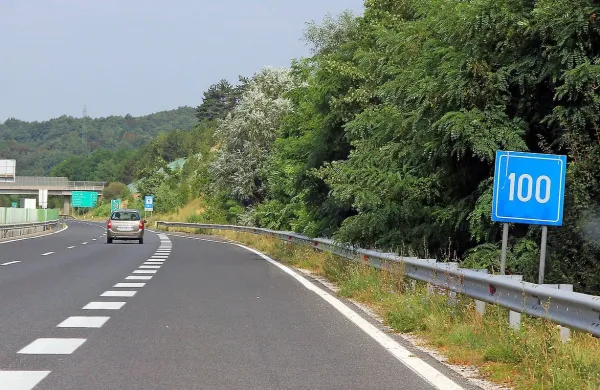 Od Sela proti Vrtojbi table kažejo, da gre za avtocesto, ki pa 
v resnici to ni in kjer je zaradi poškodb priporočeno voziti le 
100 kilometrov na uro. Ta del  naj bi obnovili v letu dni. 