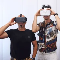 Direktor Pokrajinskega muzeja Luka Juri (desno) in direktor 
Fotosfere Jernej Filipčič sta se prva virtualno sprehodila po 
muzejskih zbirkah. 