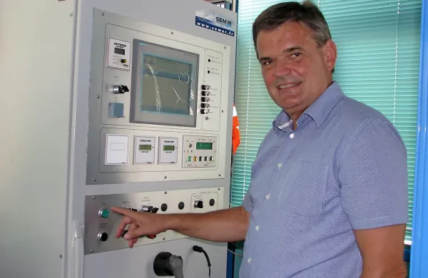 Alojz Posedel je s pritiskom na gumb nove pogonske naprave 
“prižgal” žičnico. 