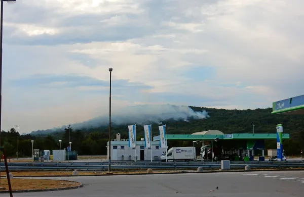 Gori na območju, ki je težko dostopno za gasilska vozila.