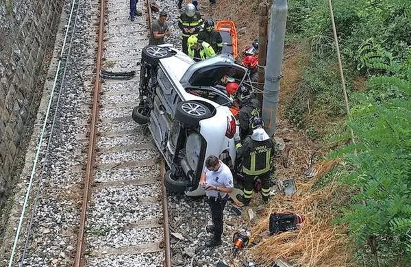 Sinoči ob 23.15  je 36-letni voznik avtomobila vozil  iz smeri Izole proti Kopru in v predoru Markovec zaradi prekratke varnostne razdalje trčil v zadnji del  avtomobila, ki ga je vozil 58-letnik.
