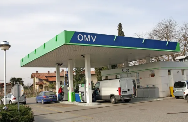 Tatovi so iz prostorov bencinskega servisa v Vipolžah odnesli zajetno zalogo 
cigaret.