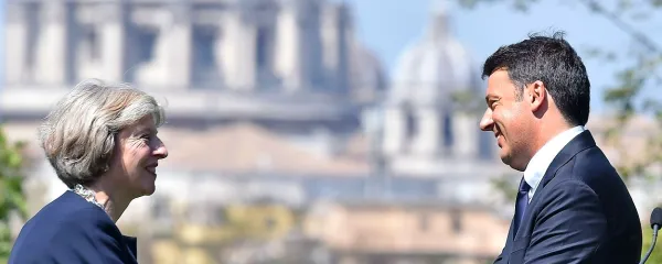 Britanski premierki Theresi May (levo) je italijanski kolega 
Matteo Renzi predlagal, naj čim prej predstavi časovnico o 
britanskem izstopu iz Evropske unije.