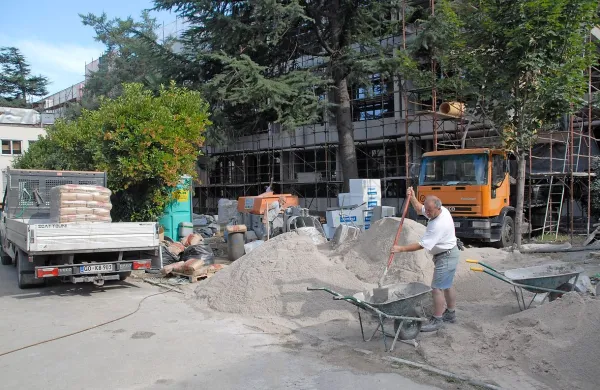 Delavci  pospešeno opravljajo dela, ki jih med poukom zaradi 
hrupa ne morejo.