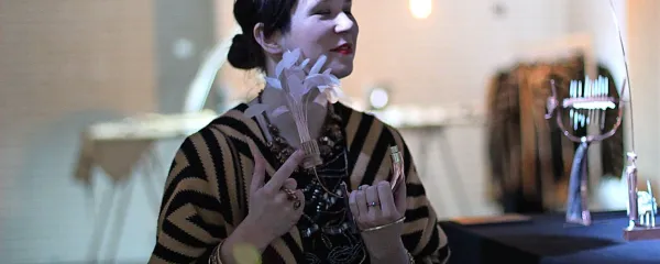 Jana Zornik z enim od lepotilnih pripomočkov iz kolekcije Mala Marta - parfum z vrtečimi  peresi. 