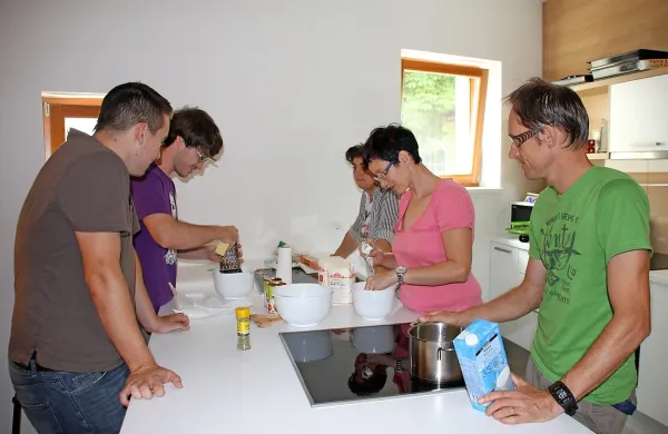 V  poletnih kuharskih delavnicah udeleženci pečejo pice, torte, pite, pripravljajo 
sladolede in osvežilne napitke. 