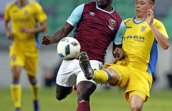 Enega redkih uspešnih igralcev domače šole se je Maribor 
odrekel, zdaj pa Matic Črnic (desno)  blesti v Domžalah.