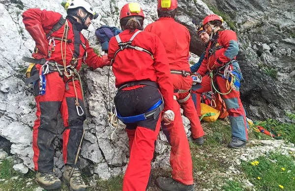 V jami Primadona na Tolminskem se je poškodoval 20-letni 
angleški jamar iz Angleškega jamarskega kluba.