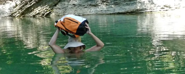  Nahrbtnik nad glavo in pogumno skozi tolmun s peščenim dnom.