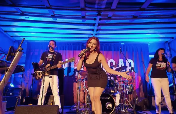 Veseloigra napolnila va&scaron;ki trg