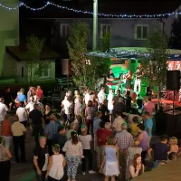 Veseloigra napolnila va&scaron;ki trg
