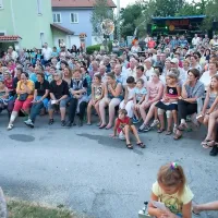 Dogajanje ob letošnjem rodiškem opasilu je v soboto popestrila veseloigra Novi šulni za opasilo, ki jo je napisala 
Karmen Kastelic Pipan.