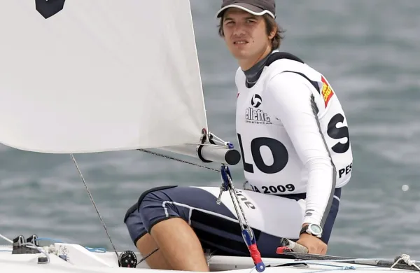 Nik Pletikos (JK Portorož) je na svetovnem prvenstvu v 
jadranju v razredu laser radial moški, ki je od 23. julija 
potekalo v mestecu Dun Laoghaire južno od Dublina, med 42 
jadralci iz 18 držav osvojil naslov svetovnega podprvaka (67 
točk).