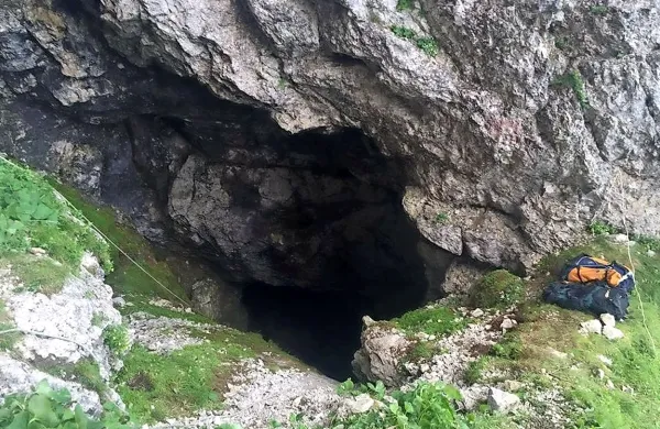 Reševalci so angleškega jamarja, ki se je v soboto poškodoval v jami Primadona na Tolminskem, ponoči okoli 2.30 
rešili iz jame.
