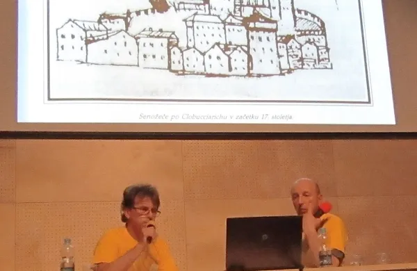 Vojko Franetič (levo) in Stojan Lipolt s podobo nekdanjih 
Senožeč v ozadju.