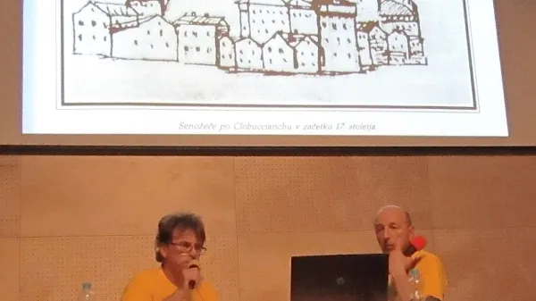 Vojko Franetič (levo) in Stojan Lipolt s podobo nekdanjih 
Senožeč v ozadju.