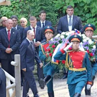 V spomin na umrle in trpeče ruske ujetnike je Putin položil 
venec.