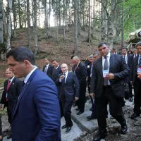 Če je bil ob prihodu na Vršič zamišljen, je Putin s slovesnosti 
odšel dobre volje in nasmejan.