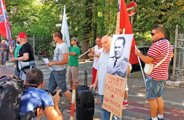 Podpornikom ruskega predsednika so policisti preprečili, da 
bi se soočili z Ukrajinci.