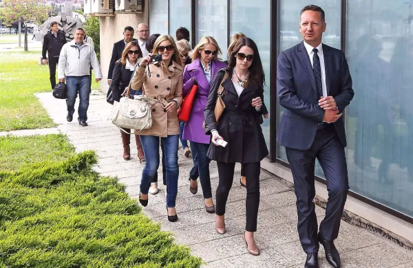 Koprski župan Boris Popovič je tako rekoč čez noč razpustil 
občinsko službo za odnose z javnostmi.