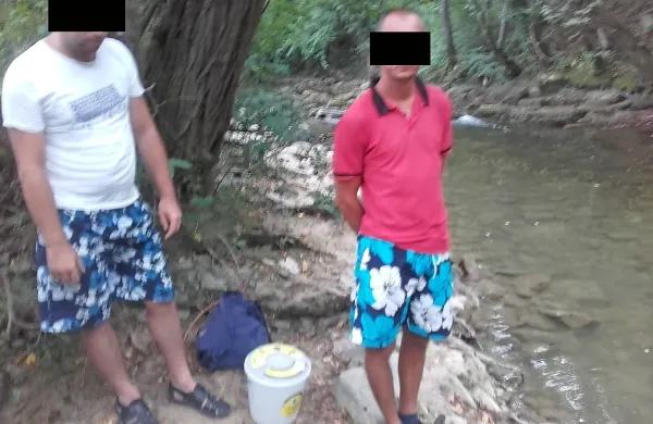 Bolgarska državljana, ki so ju včeraj člani Ribiške družine 
Koper zalotili med krivolovom v reki Rižani.