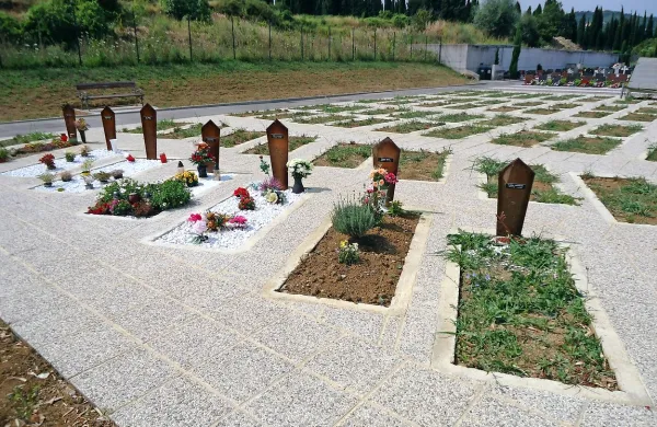 Na lani razširjenem delu pokopališča je 16 grobnih polj 
namenjenih  pokopom v skladu z islamskimi običaji. Grobovi 
so prostorsko usmerjeni proti Meki. 