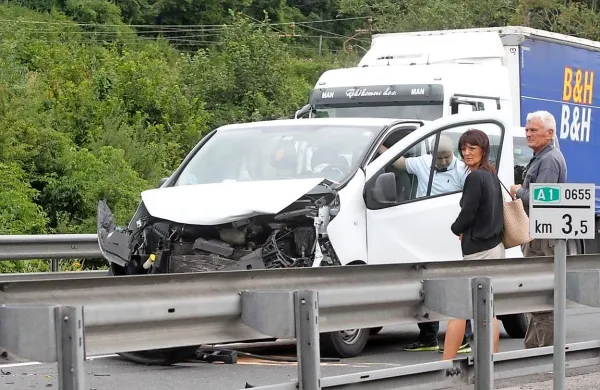 Promet proti morju je ustavila nesreča treh vozil na prehitevalnem pasu med Uncem in Postojno. 