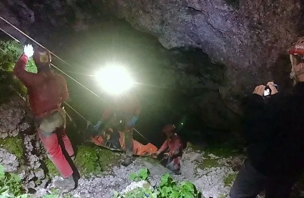 Angleškega jamarja so z nosili prinesli do vhoda v jamo, nato 
pa so ga dvignili še do helikopterja, s katerim so ga odpeljali 
v ljubljanski klinični center.