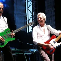 Francis Rossi (levo) in Andy Bown se v bendu Status Quo 
bratita že dolga štiri desetletja. 
