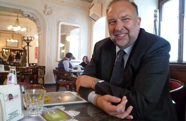 Nekdanjemu tržaškemu županu Robertu Cosoliniju je prekipelo in se je na srečanju z novinarji prvič, odkar se je 
umaknil iz mestne palače, izkašljal.