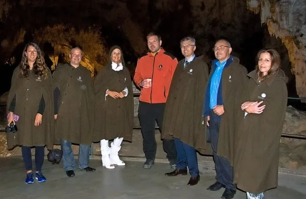 Biolog Sašo EWeldt (v rdeči bundi) je v jami zajel kozarec 
vode, namenjene malim človeškim ribicam.  