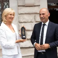 Helga Piaget s steklenico čiste vode iz jame in direktor 
družbe Postojnska jama d.d. Marjan Batagelj. 