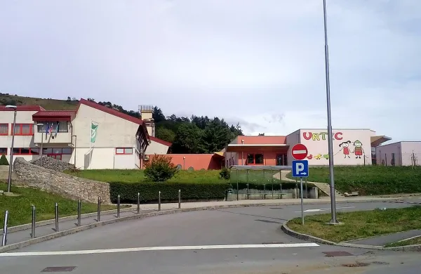 Osnovna šola Antona Žnideršiča in vrtec ob njej bi se lahko 
ogrevala z  biomaso.