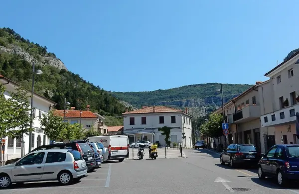 35 hektarjev posesti, na katere je Srenja Boljunec čakala kar 
pol stoletja, leži na kraškem robu nad Boljuncem, tik ob meji 
v smeri proti Beki.

 