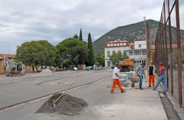 Z obnovo bodo tudi učenci OŠ Solkan dobili moderno igrišče 
s podlago iz umetne mase.