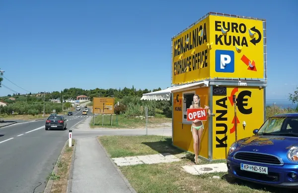 V menjalnici menjujejo samo evre v kune. 